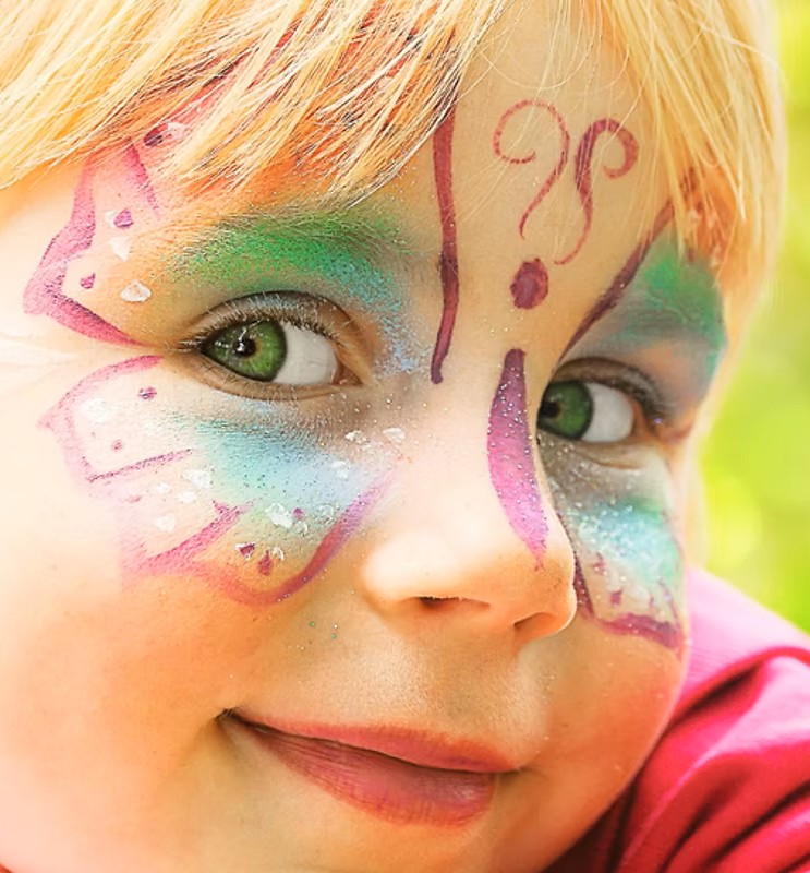 Especialista en rehabilitación tomando medidas para prendas compresivas